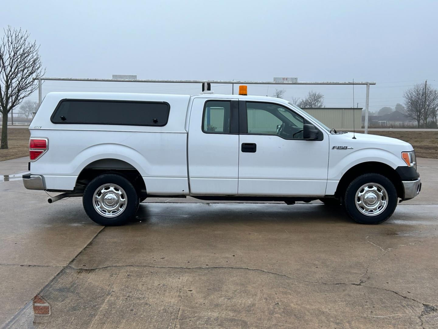 2014 White /Gray Ford F-150 (1FTEX1CM7EK) with an 3.7L V6 engine, 6-Speed Automatic transmission, located at 17760 Hwy 62, Morris, OK, 74445, (918) 733-4887, 35.609104, -95.877060 - Photo#3